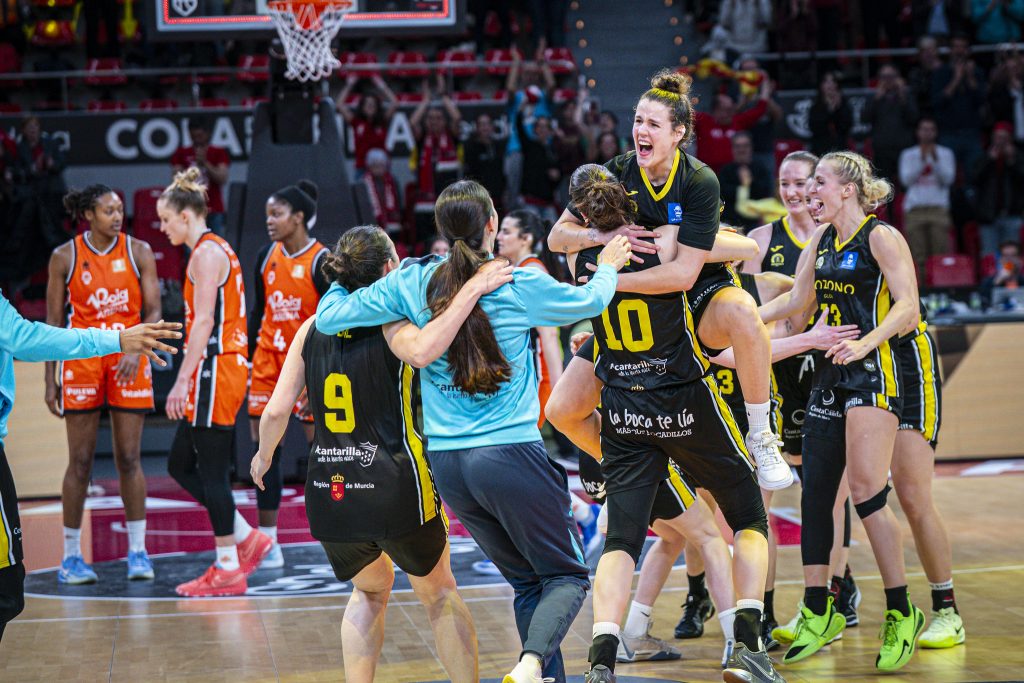 La plantilla del Hozono Global Jairis celebra el pase a semis.