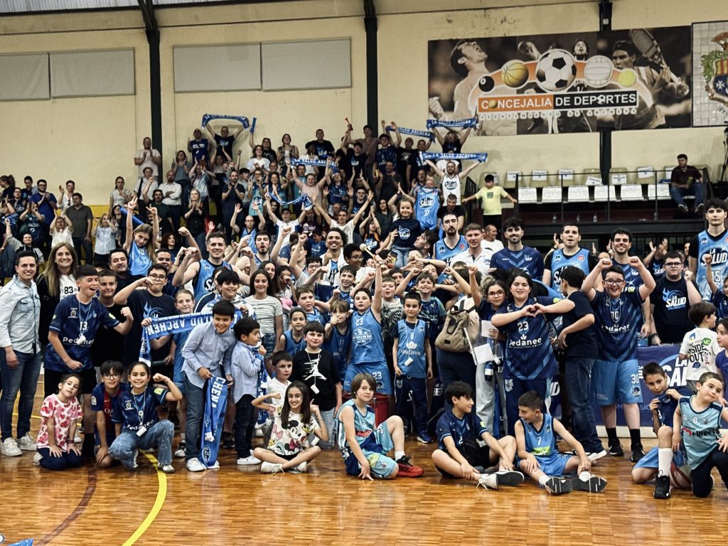 La afición de Archena celebra una victoria del equipo.