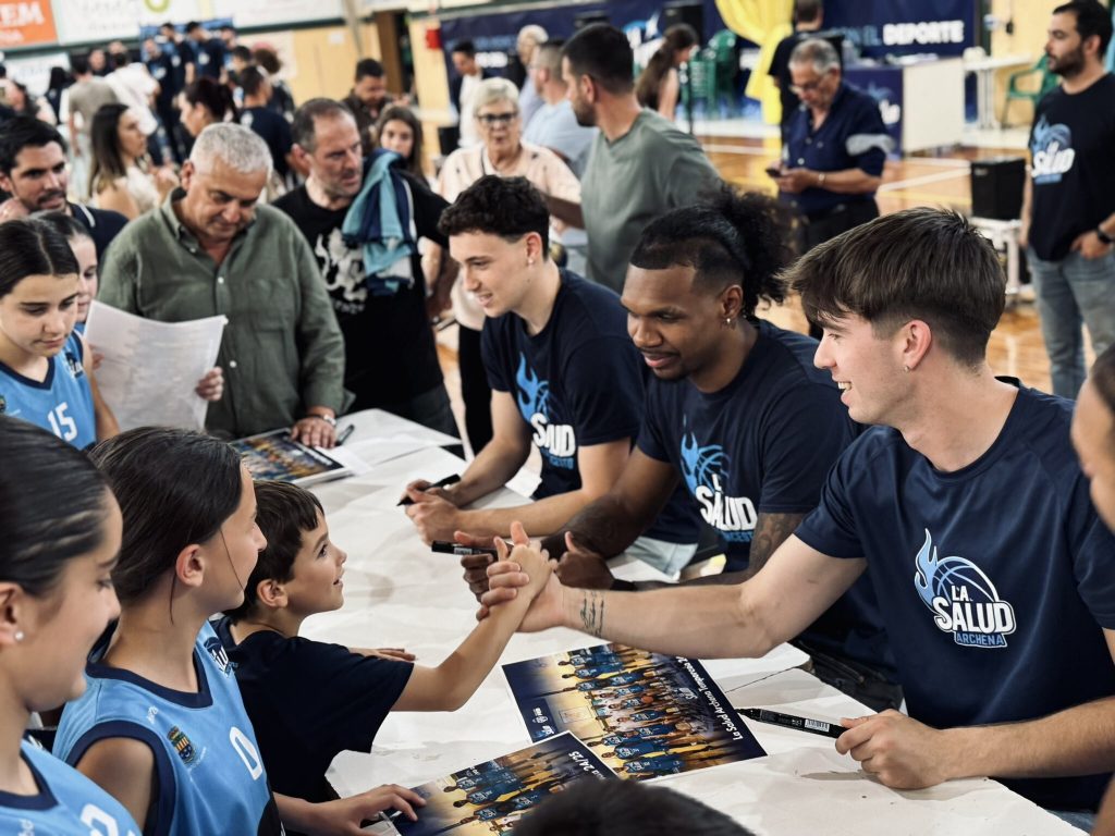 Hurtado, Montero y Tendero firman autografos en la celebración de la temporada. 