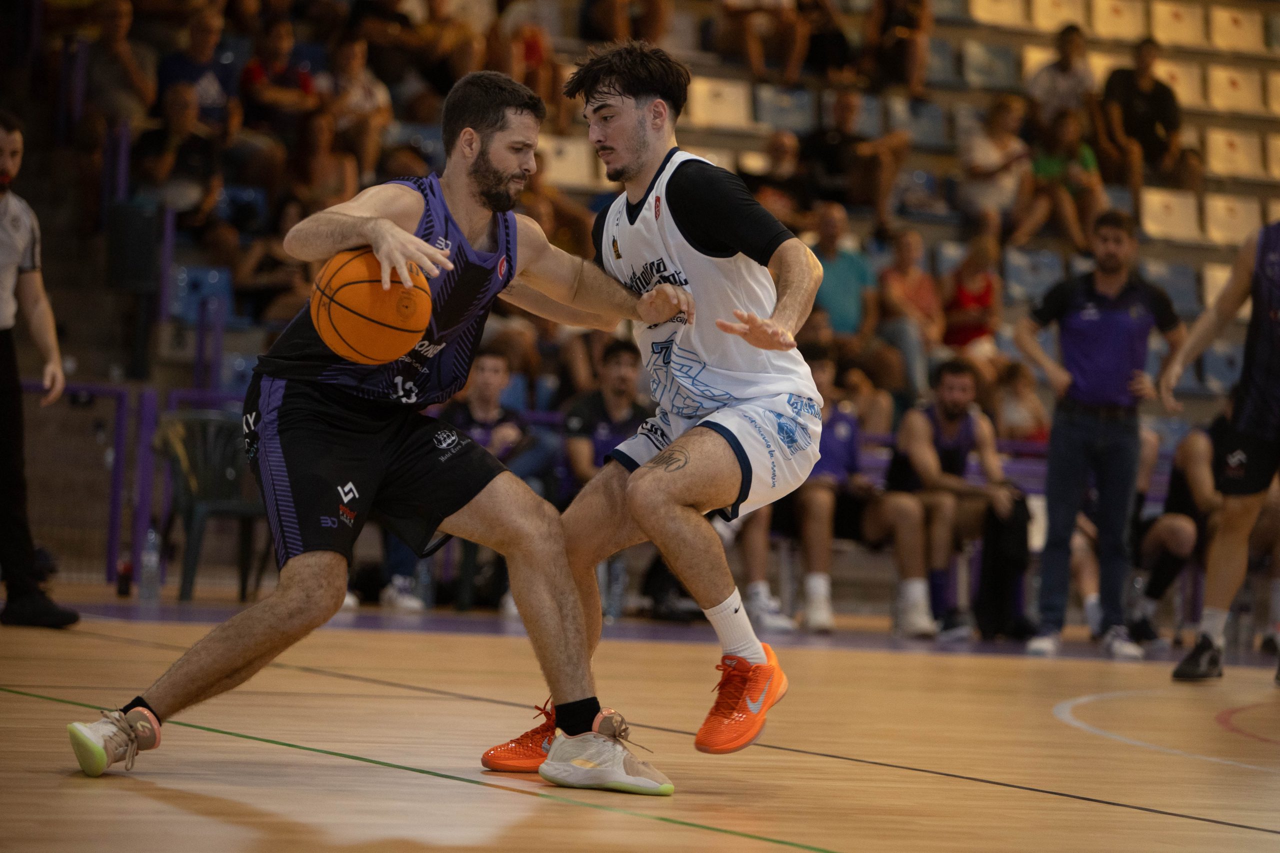 Santana y Cascales en una acción del partido.