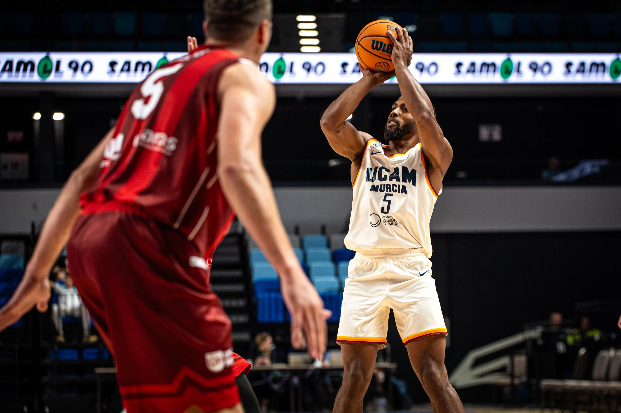 Dejulius lanza un triple ante Juventus Utena.