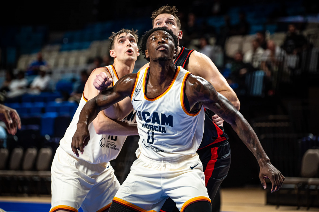 Devontae Cacok y Will Falk pelean un rebote ante Lublin.