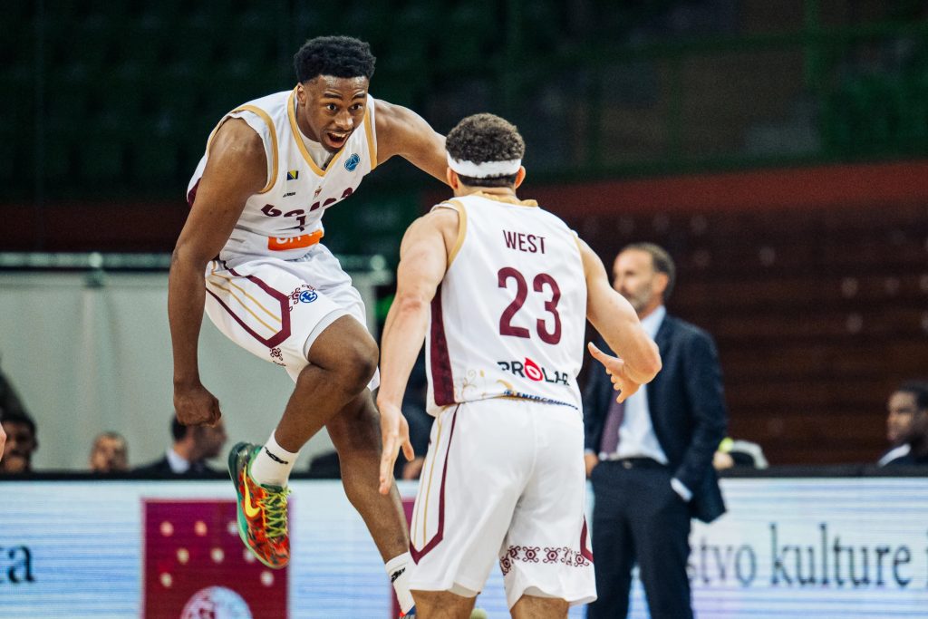 West y Audige celebran tras una jugada. Fuente: FIBA.