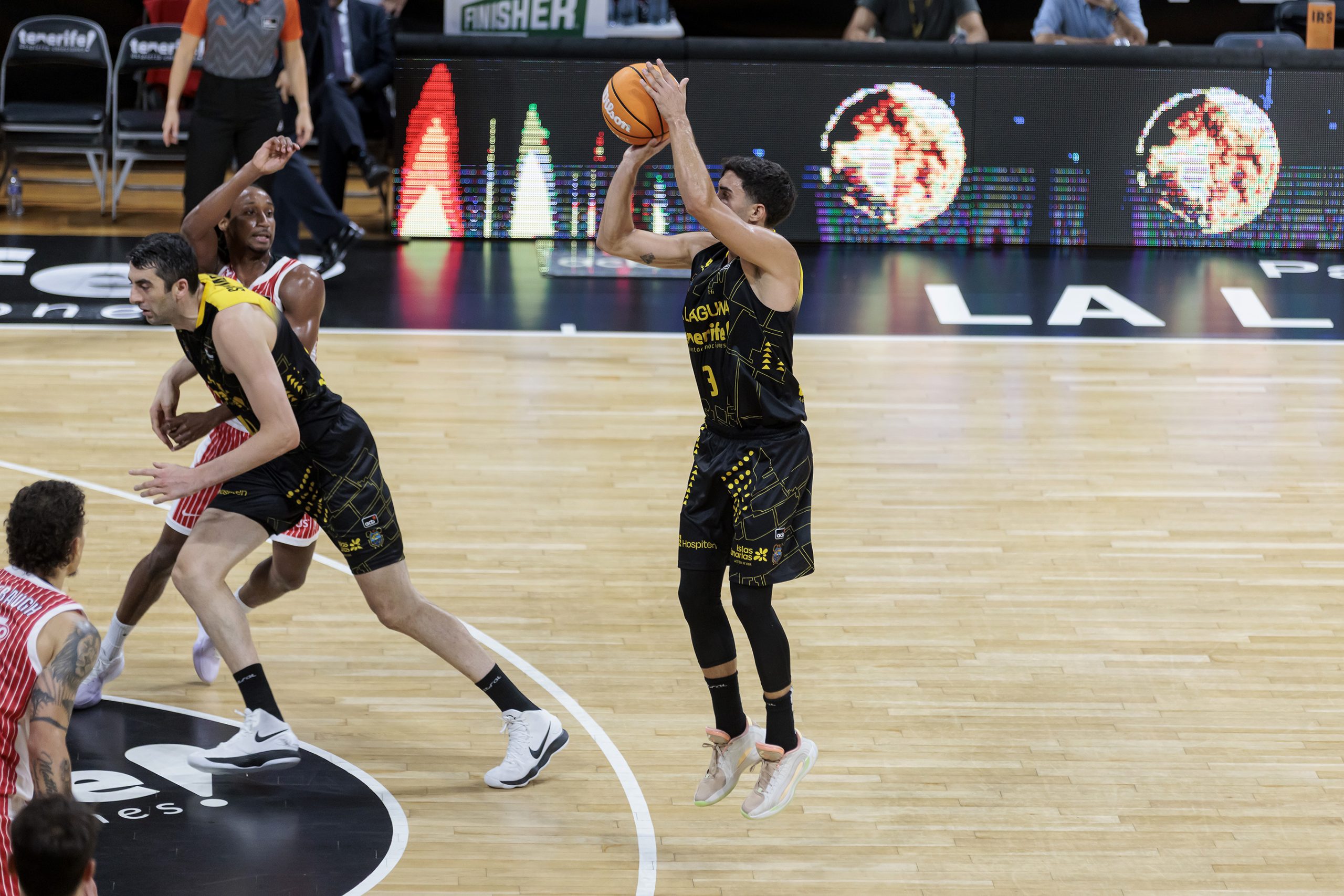 Jaime Fernández se levanta para lanzar un triple.