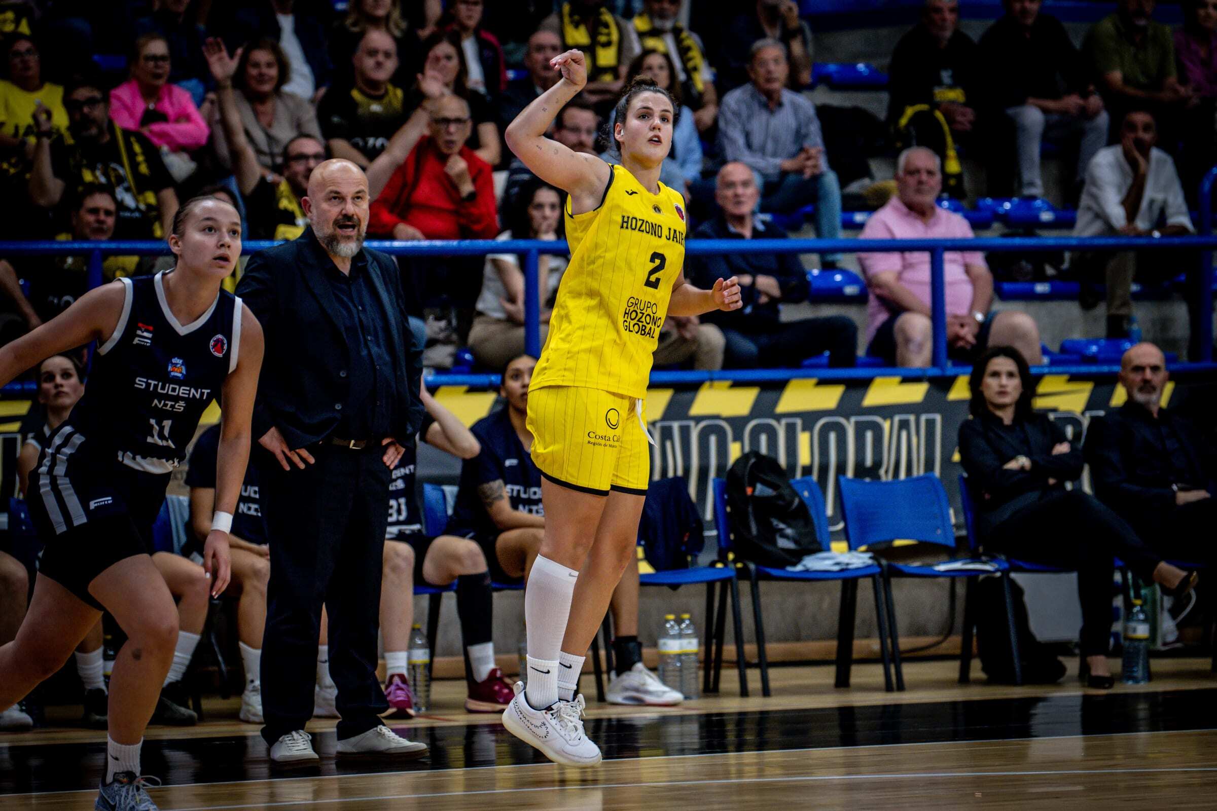 Txell Alarcón tras un triple. Fuente: Sandy Ghorayeb.