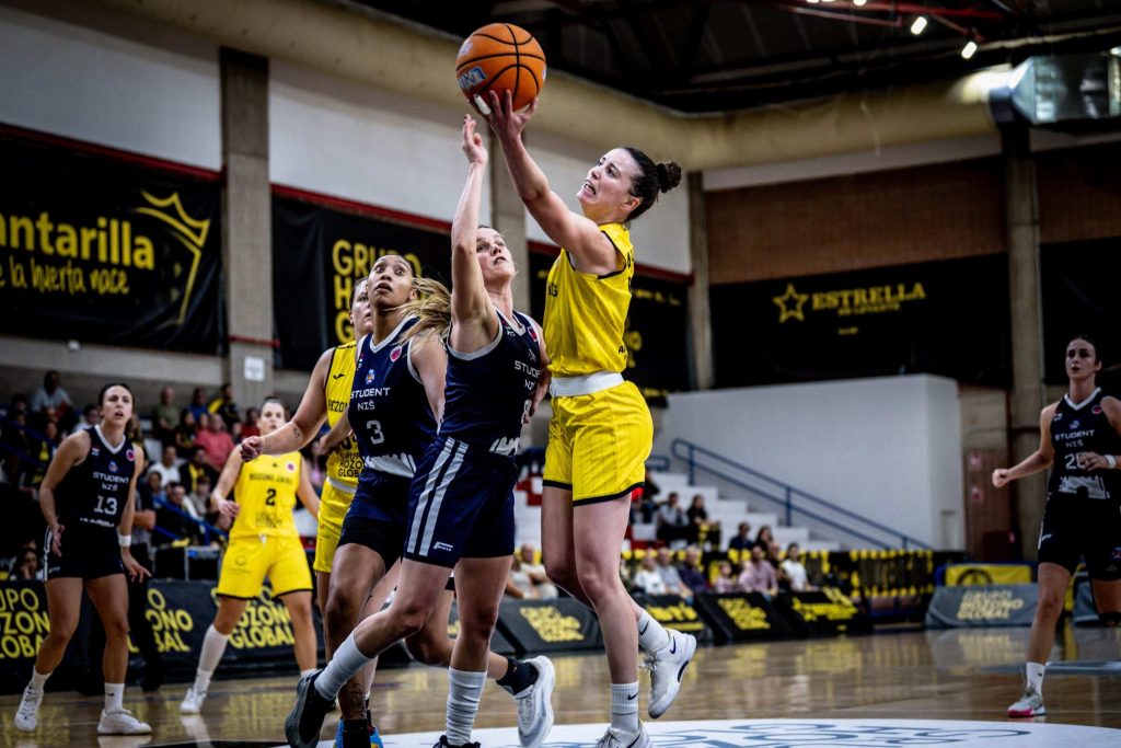 Aina Ayuso dejando una bandeja. Fuente: Sandy Ghorayeb.