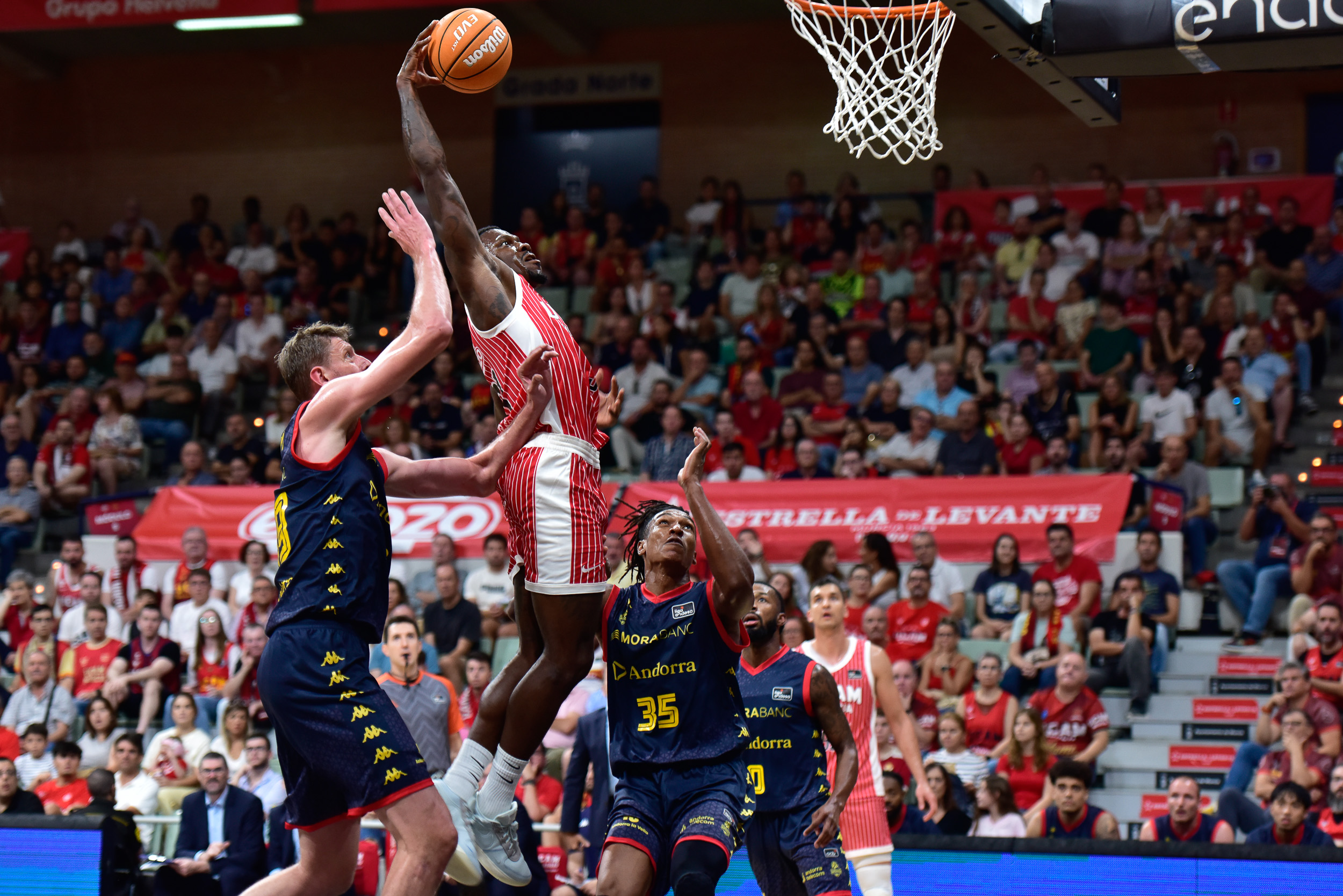 Dylan Ennis se eleva para machacar el aro. Fuente: ImQuality / Javi Bernal.