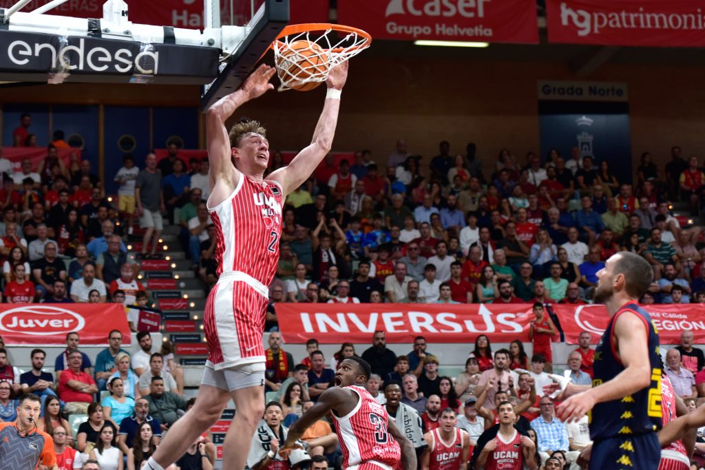 Sander Raieste, MVP del partido, machaca el aro tras un alley-oop. Fuente: ImQuality / Javier Bernal.