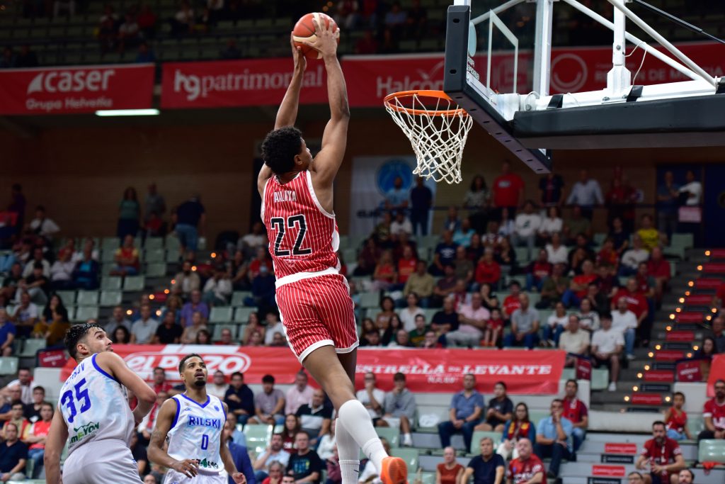Lee Aaliya recoge un alley-oop para machacar el aro. Fuente: ImQuality / Javier Bernal.