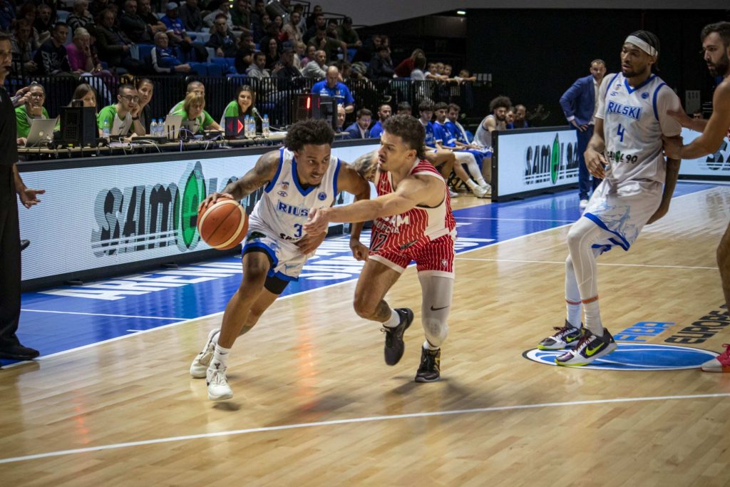 Radebaugh defiende a Stokes. Fuente: FIBA.