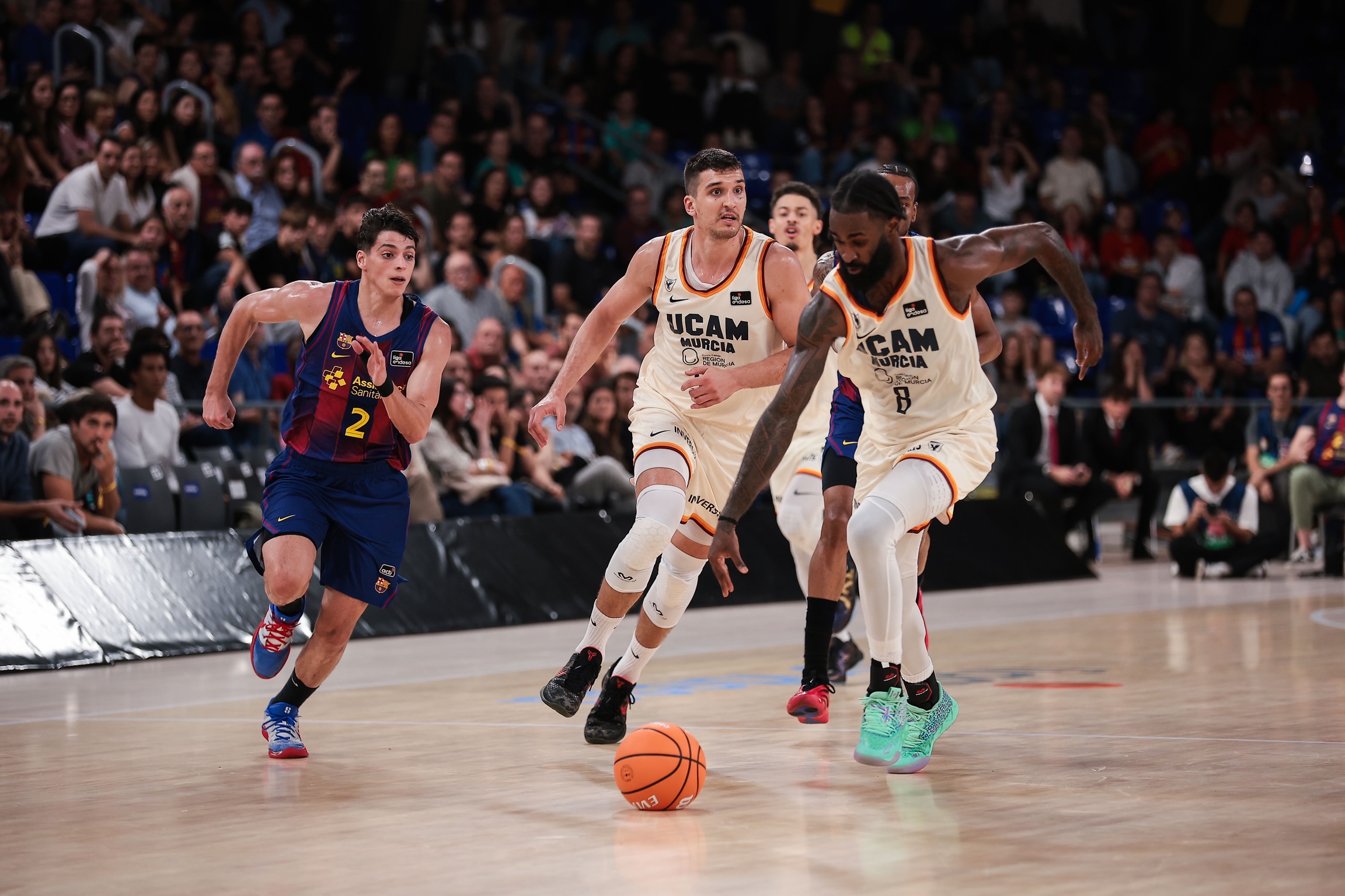 Howard Sant-Roos corre al contraataque. Fuente: acb Photo / Eric Alonso