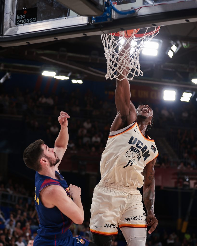 Cacok, MVP del UCAM Murcia, haciendo un mate. Fuente: acb Photo / Eric Alonso.